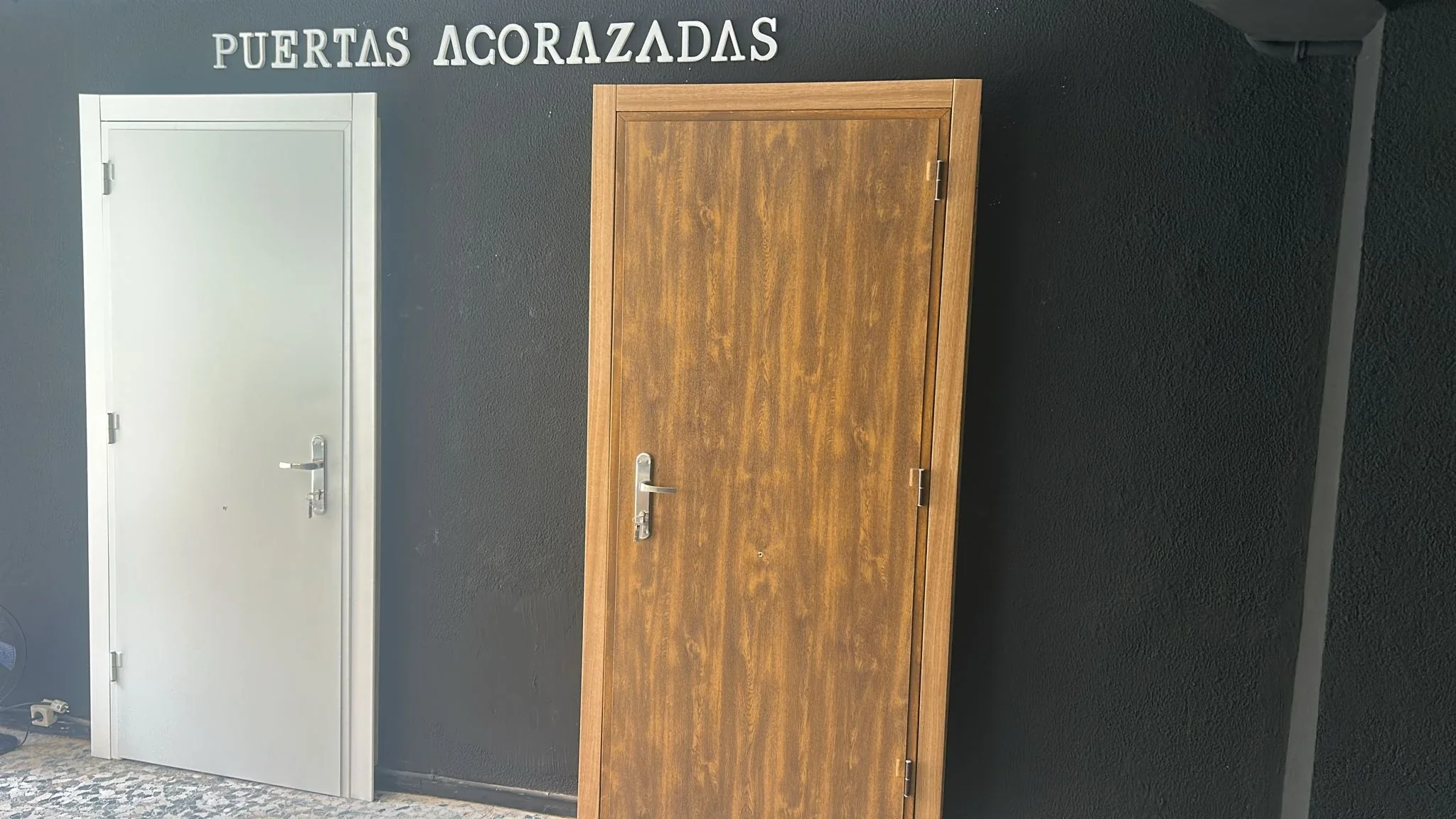 Exposición de puertas blindadas en Lloret de Mar