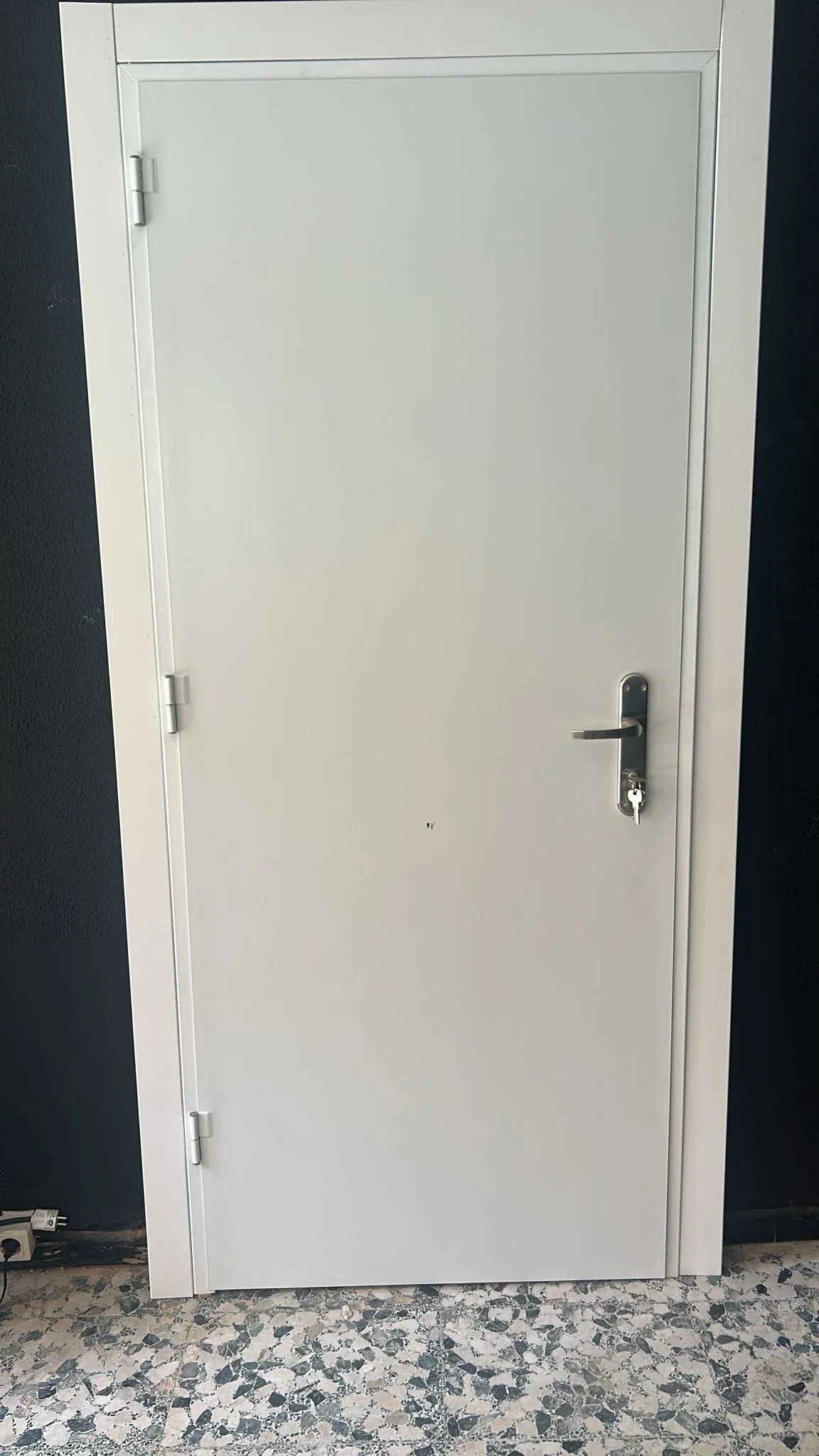 Puerta de seguridad blanca en exposición de Lloret de Mar