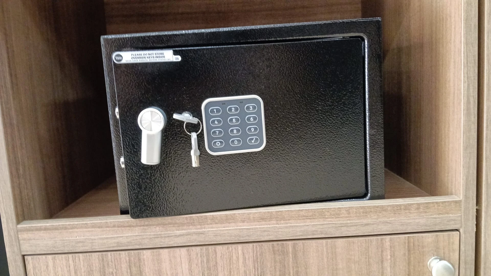 Caja fuerte con llave y teclado