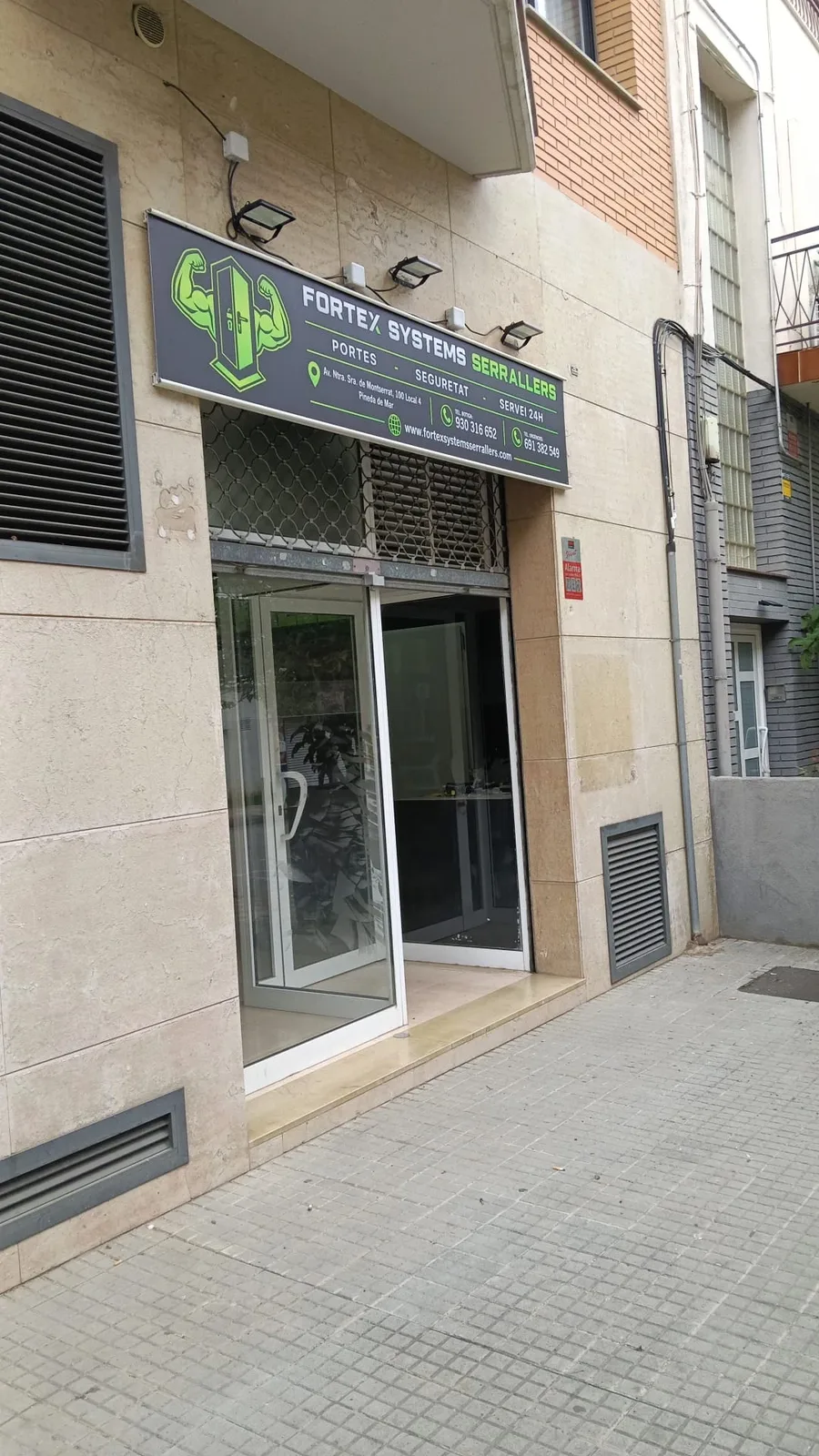 Entrada de la tienda Fortex Systems Serrallers