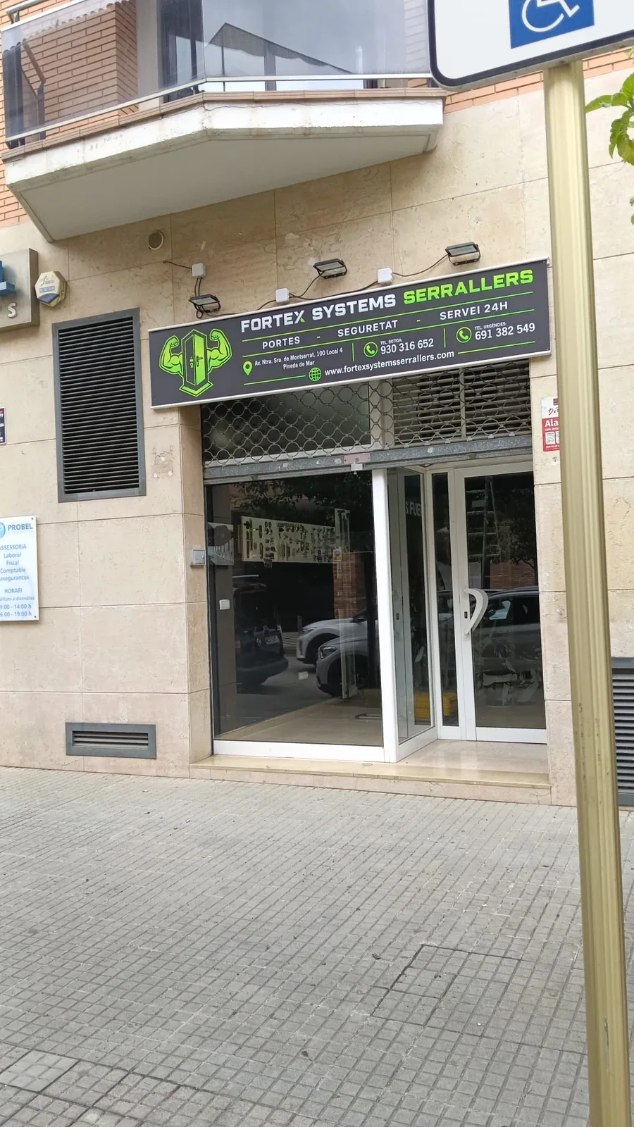 Técnico de FORTEX SYSTEMS SERRALLERS con vehículo de servicio