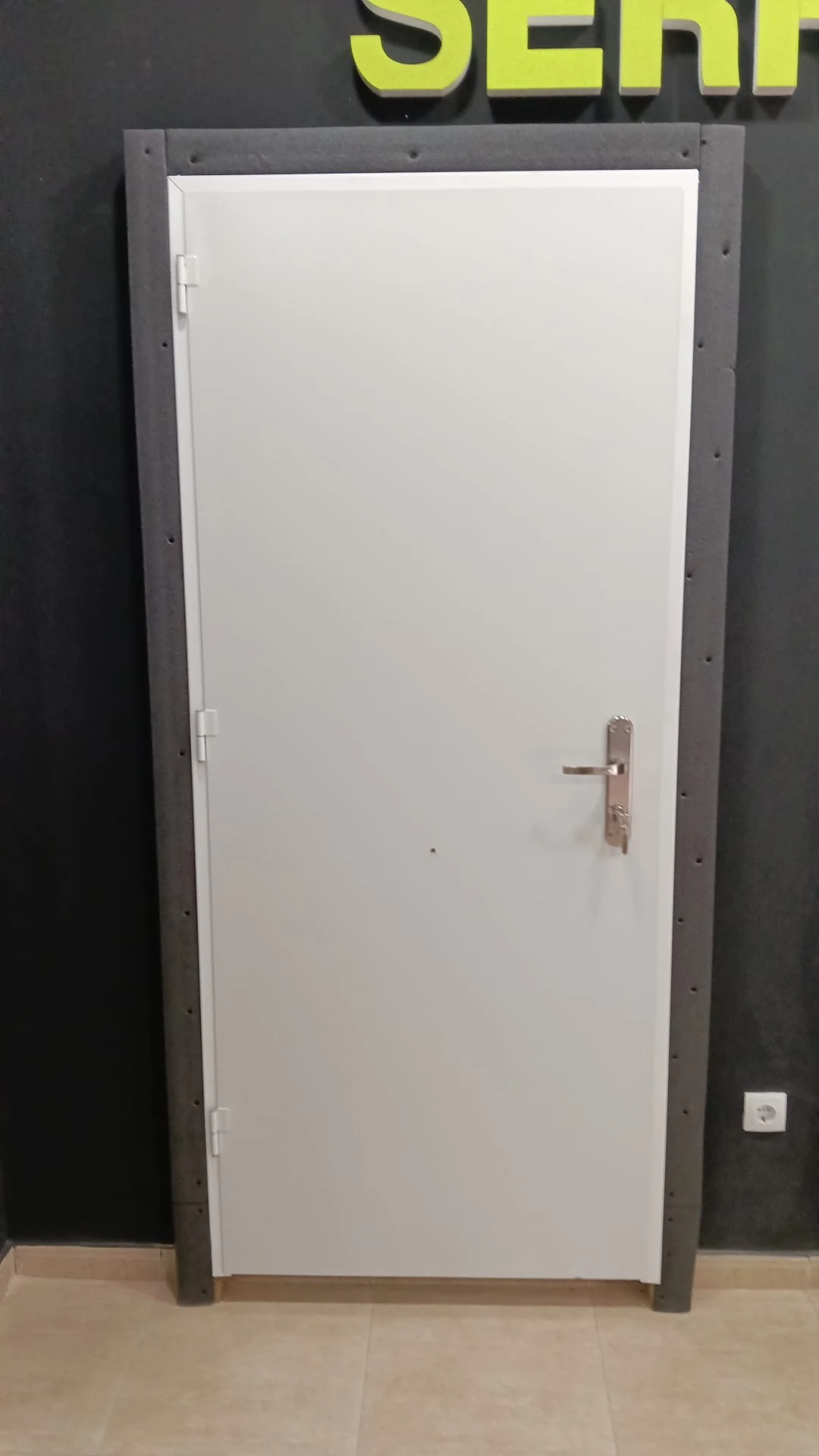 Puerta acorazada blanca instalada