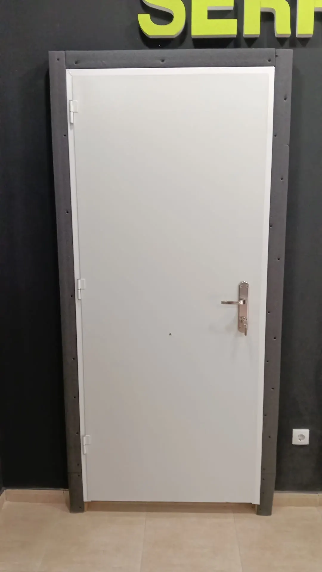 Puerta acorazada blanca instalada